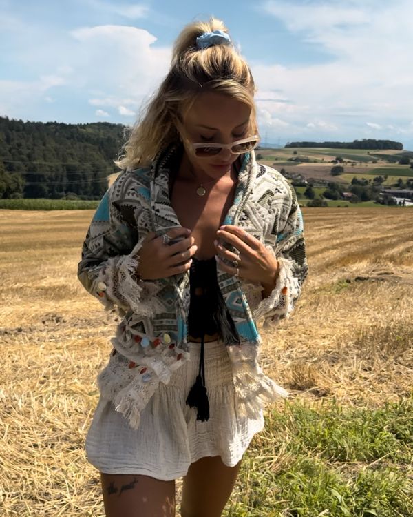 Boho Jacke mit Fransen und Ethno Muster in hellblau gruen