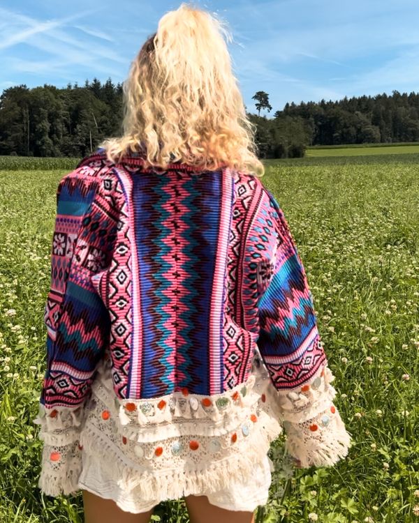 Farbige Boho Fransen Jacke in schönem Ethno Muster in blau-violett gemischt 