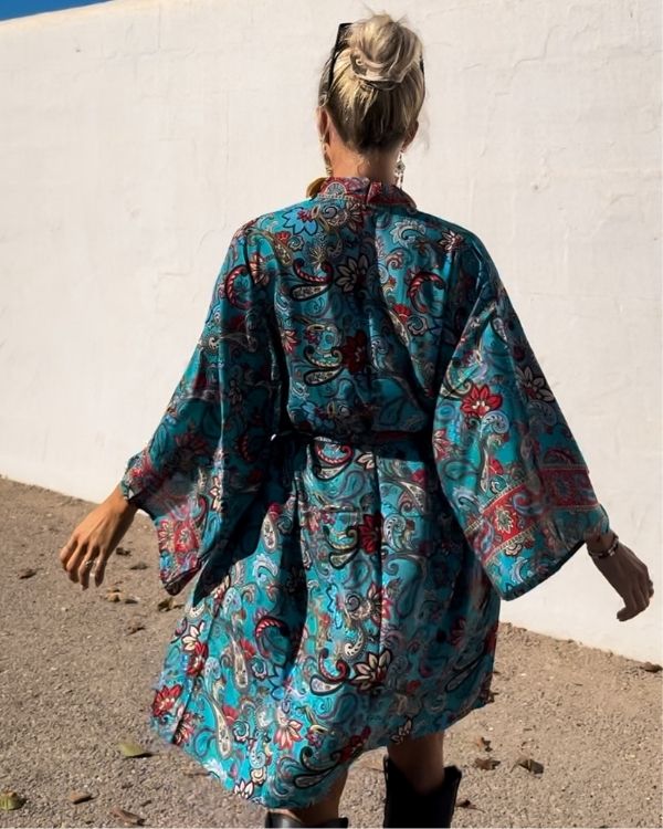 Blauer Boho Chic Kimono mit Paisley und Blumen Muster - Kimono zum binden auf Hüft Höhe 