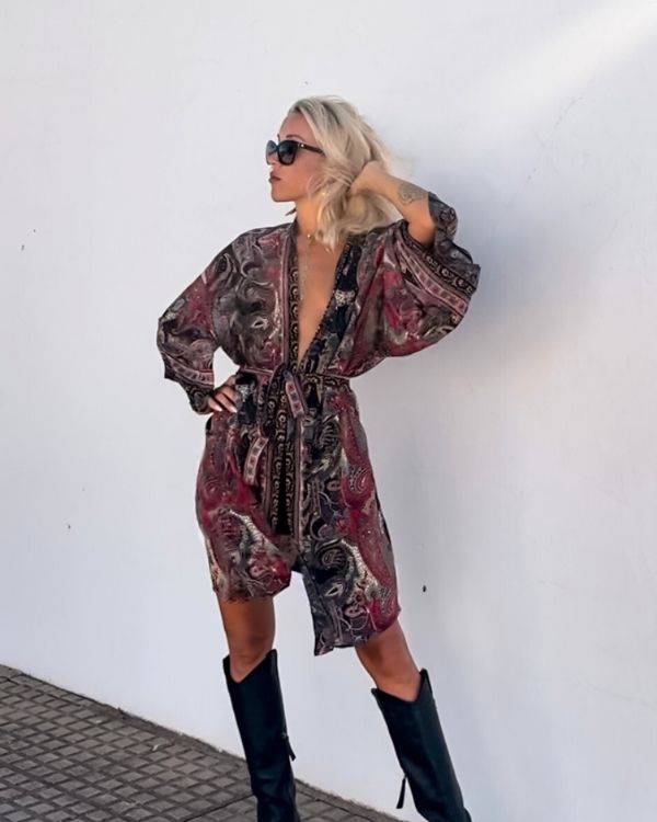 Stillvoller halblanger Kimono mit Paisley Muster und Gurt zum binden - Poly Silk Seiden Kimono im Boho Chic Look 