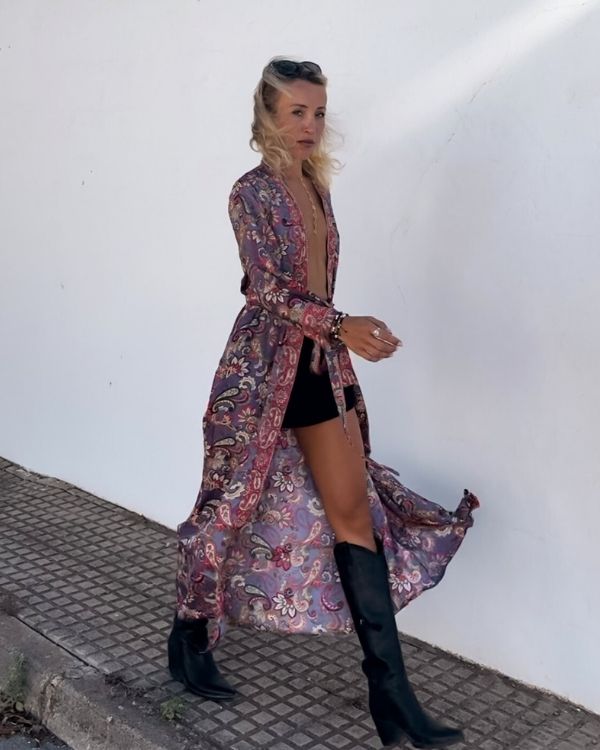 langer Boho Chic Kimono in violett mit Blumen Muster 