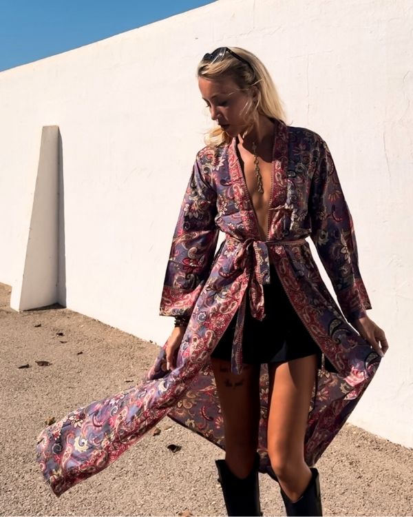 Boho Kimono aus Satin Seide und mit schönen Blumen Paisley Muster 