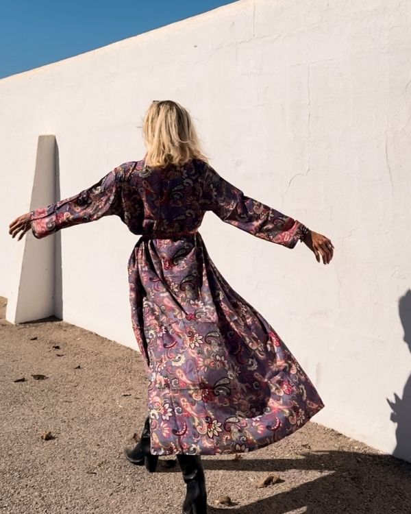 langer Boho Kimono in violett mit Blumen und Paisley Muster 