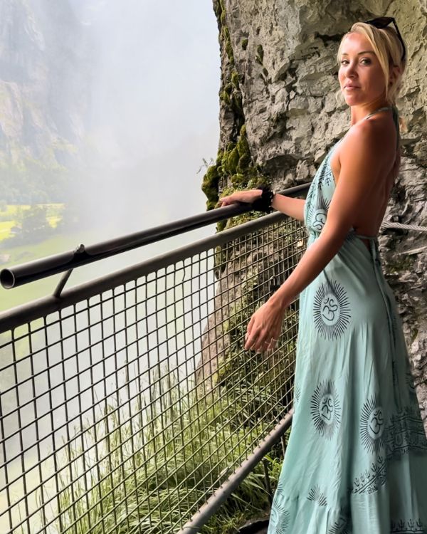 Türkis blaues Damen Sommerkleid in Boho Yoga Style mit offenem Rücken und Om Zeichen 