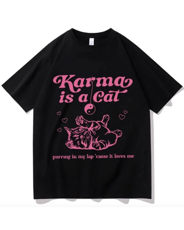 schwarzes T-Shirt mit Aufschrift in pink Karma is a Cat und eine Katze mit YIngYang Zeichen